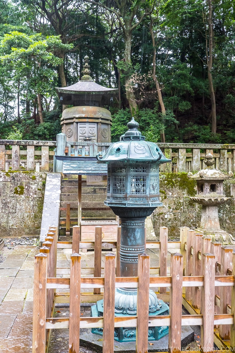 a lantern in front of the The mausoleum of Tokugawa Ieyasu