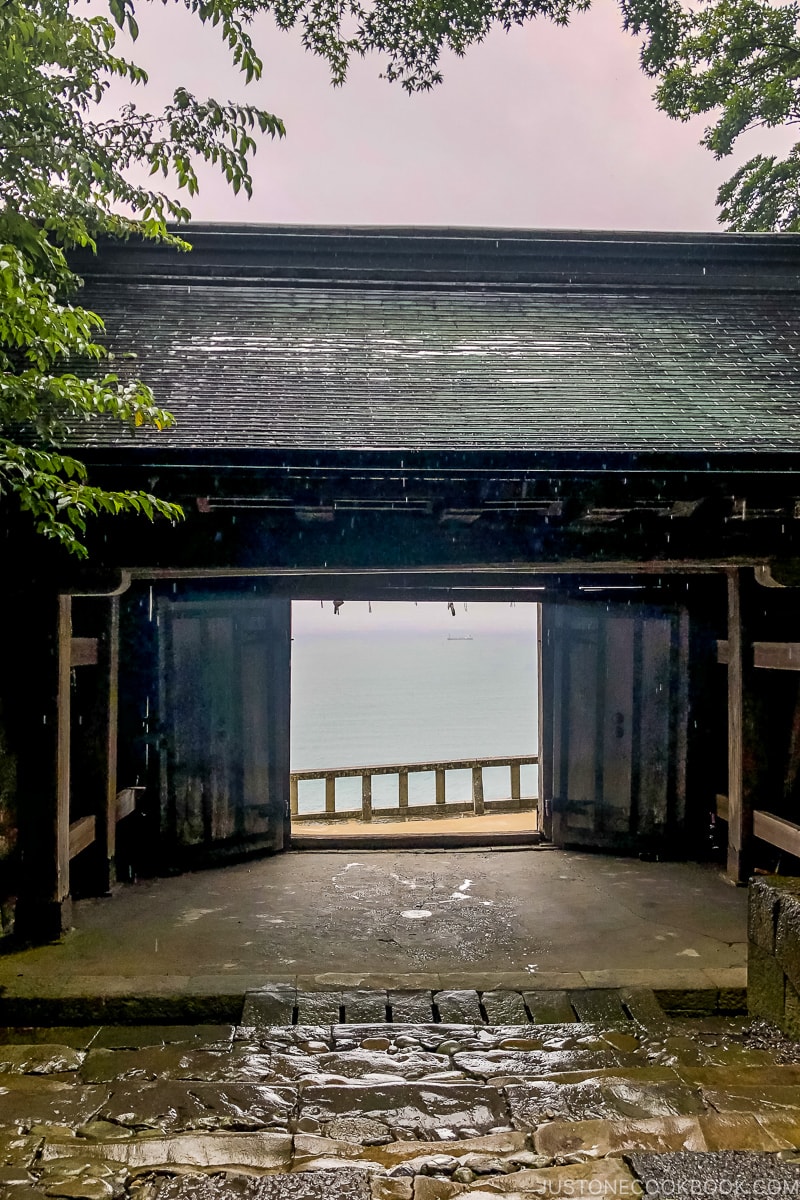 ichi-no-mon gate with view of Suruga Bay