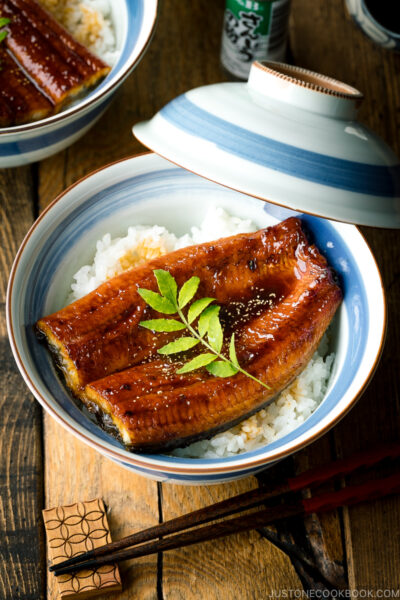 A donburi bowl containing grilled eel fillet over steamed rice.