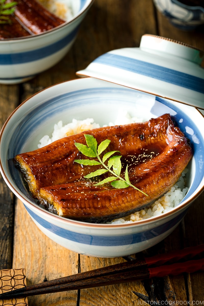 A donburi bowl containing grilled eel fillet over steamed rice.