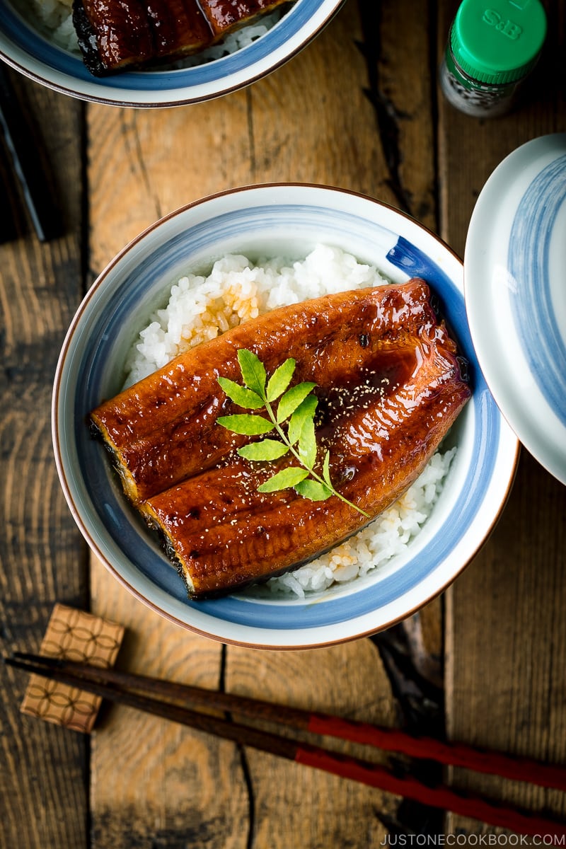 A donburi bowl containing grilled eel fillet over steamed rice.