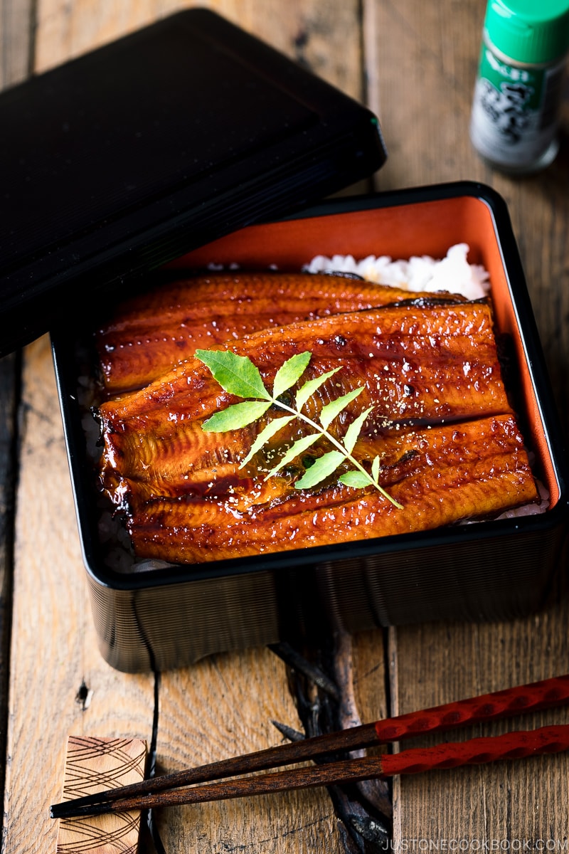 A Japanese lacquer box containing grilled eel fillet over steamed rice.