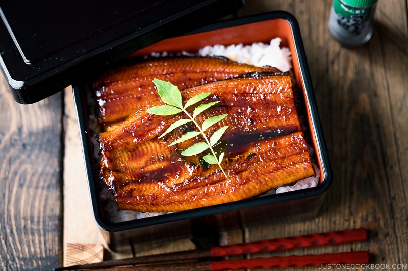 A Japanese lacquer box containing grilled eel fillet over steamed rice.