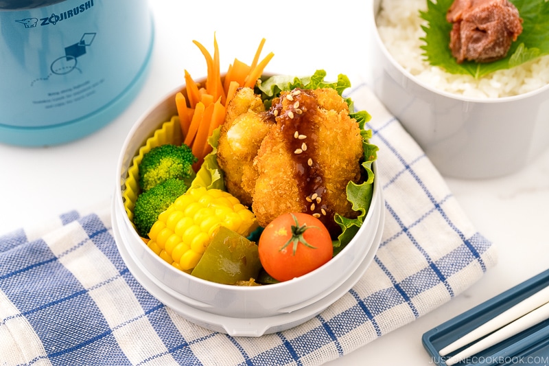 A Zojirushi lunch jar containing steamed rice, chicken katsu, and vegetables.