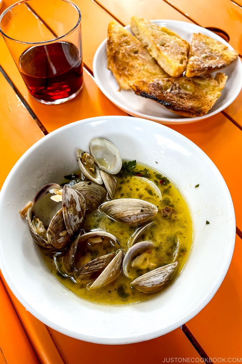 Steamed Clams in Cava