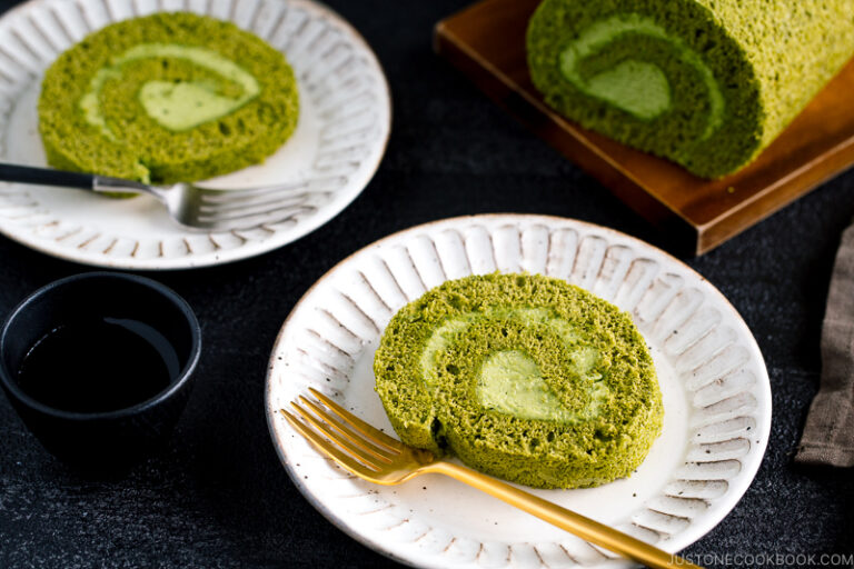 Matcha Swiss Roll (Video) 抹茶ロールケーキ • Just One Cookbook
