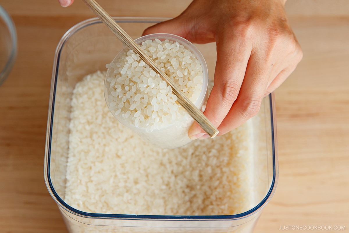 Measuring White Rice in Rice Cooker Cup