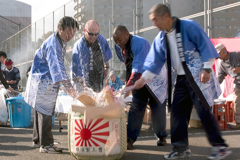 4 men breaking sake barrel kagami biraki