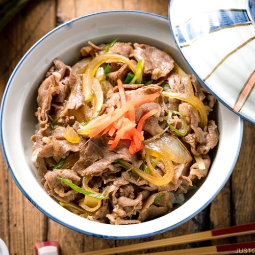 A donburi rice bowl containing gyudon, simmered beef and onions over steamed rice.