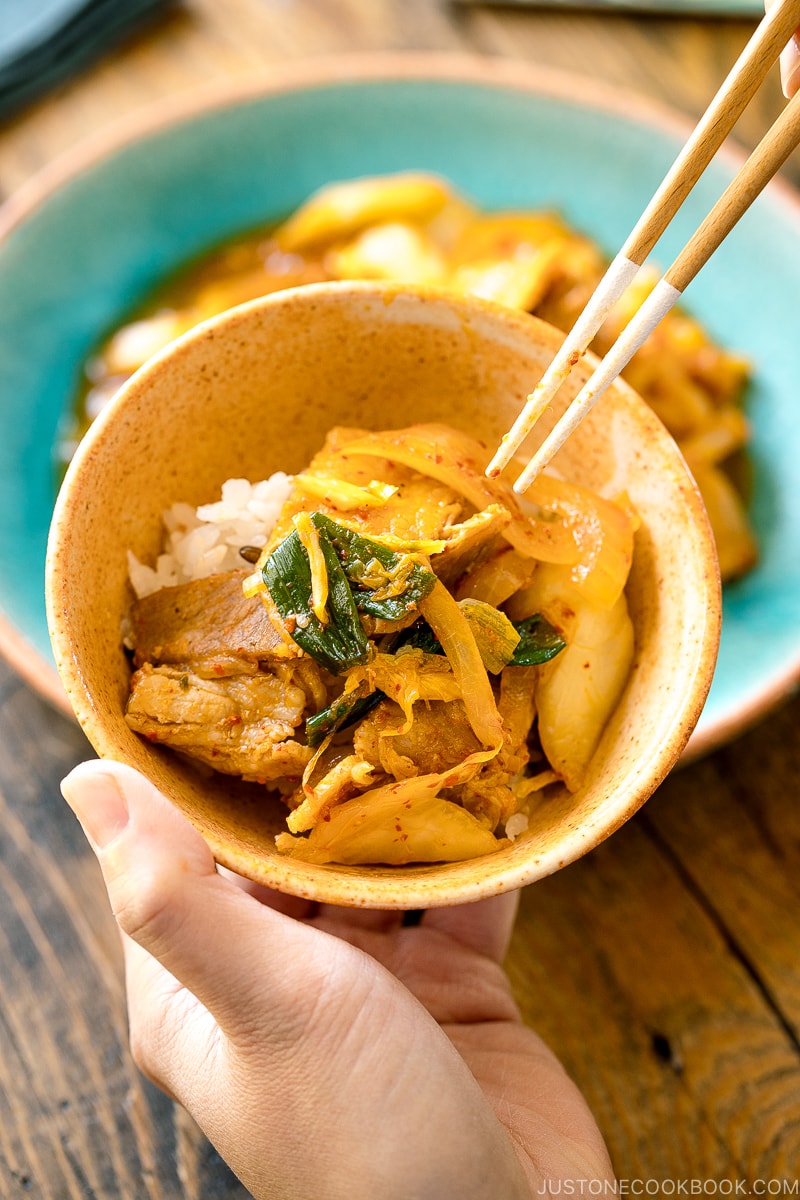 Stir-fry kimchi in the rice bowl.