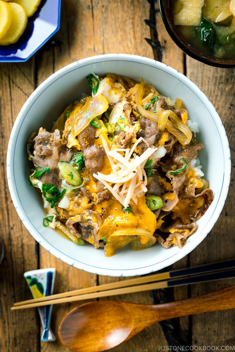 A Japanese donburi bowl containing Tanindon, which is simmered beef and egg over steamed rice.