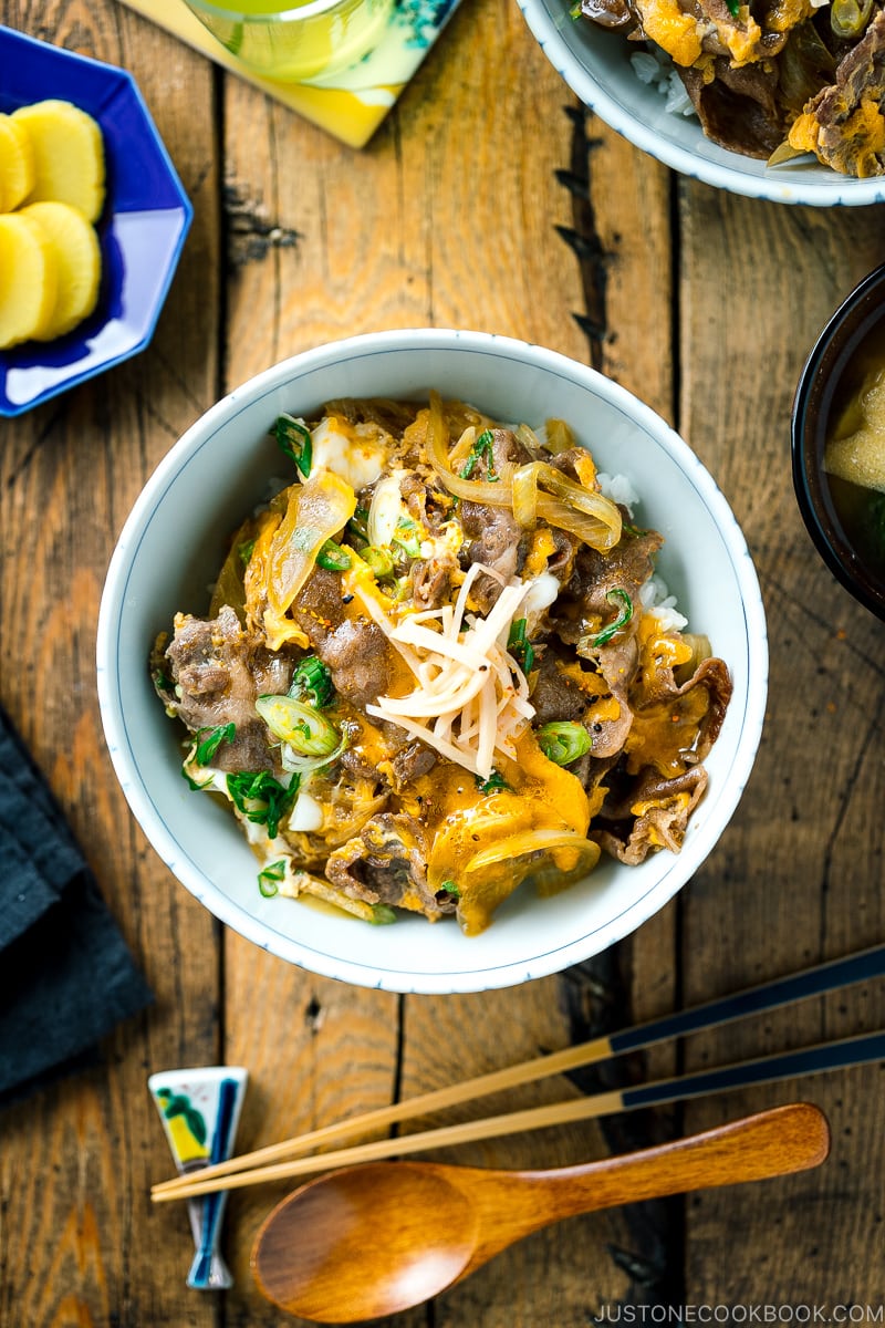 A Japanese donburi bowl containing Tanindon, which is simmered beef and egg over steamed rice.