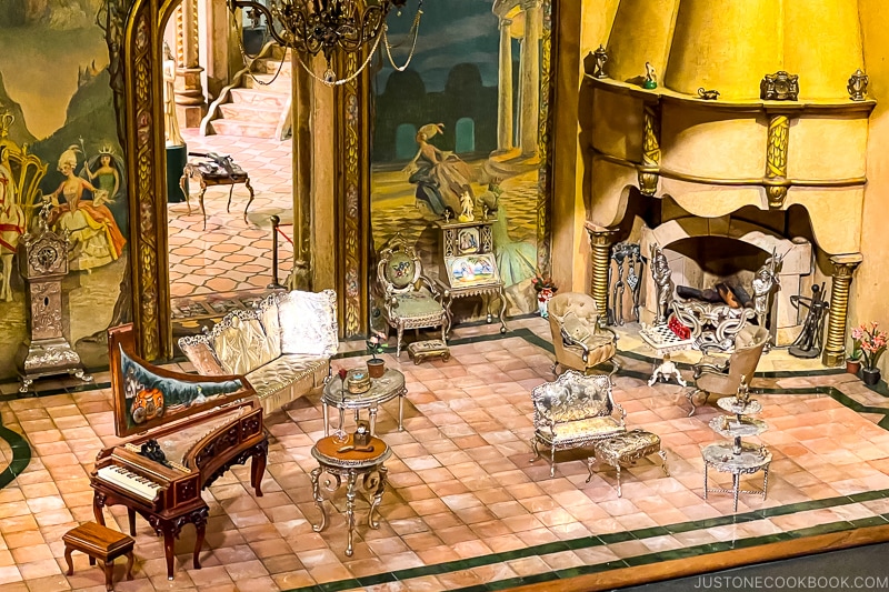 Colleen Moore's Fairy Castle living room