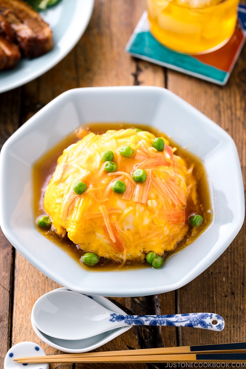 A octagon plate containing Tenshinhan (Crab Omelette Over Rice).