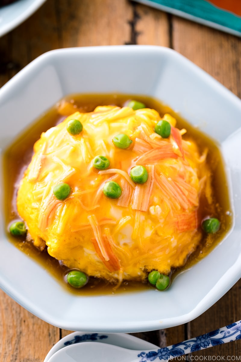 A octagon plate containing Tenshinhan (Crab Omelette Over Rice).