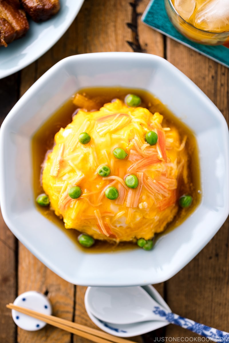 A octagon plate containing Tenshinhan (Crab Omelette Over Rice).