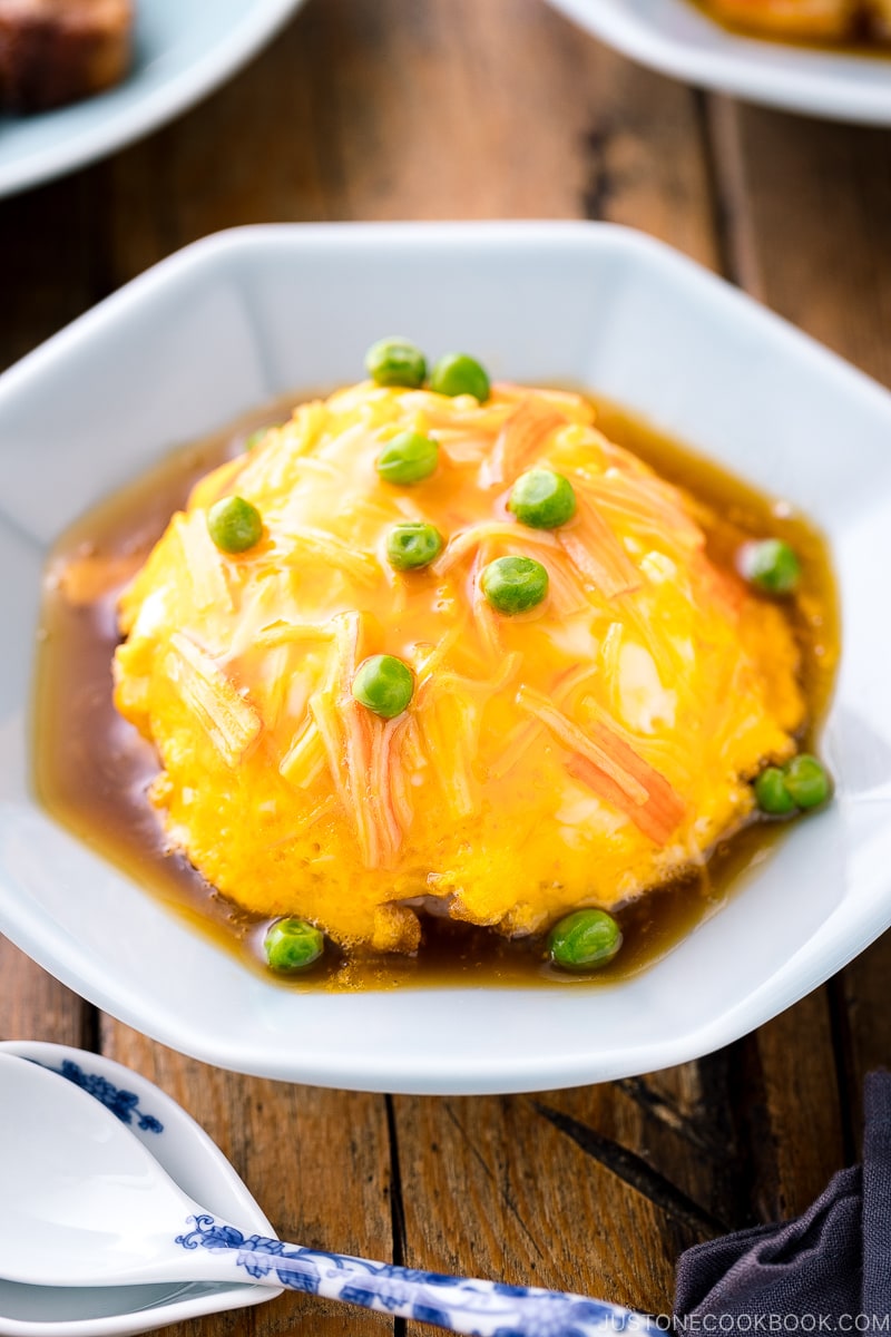 A octagon plate containing Tenshinhan (Crab Omelette Over Rice).