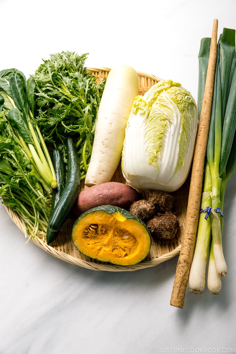 Leaf-Cutting Vegetables Such as Green Onion Leek and Melon