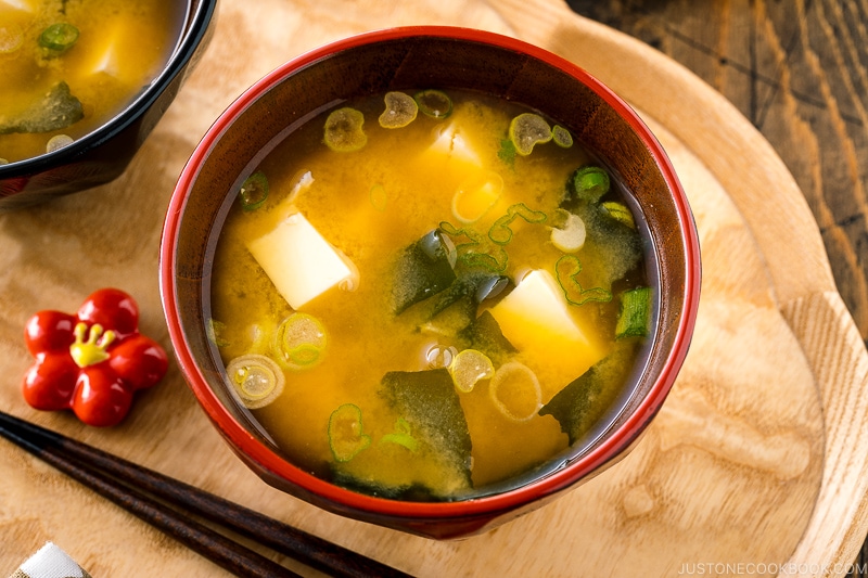Ciotole giapponesi per zuppa di miso contenenti tofu e zuppa di miso wakame.