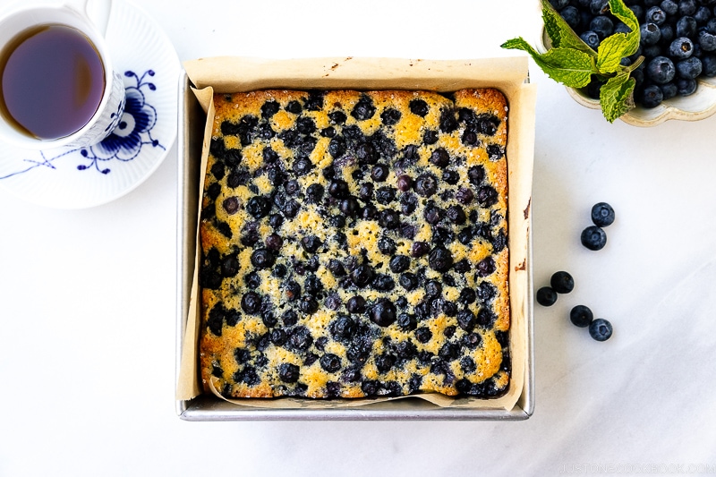 A cake pan containing blueberry cake.