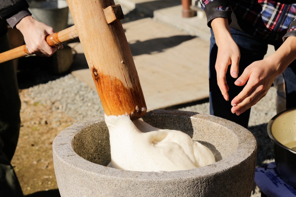 Homemade Mochi -- 2 Ways Using a Mochi Maker 