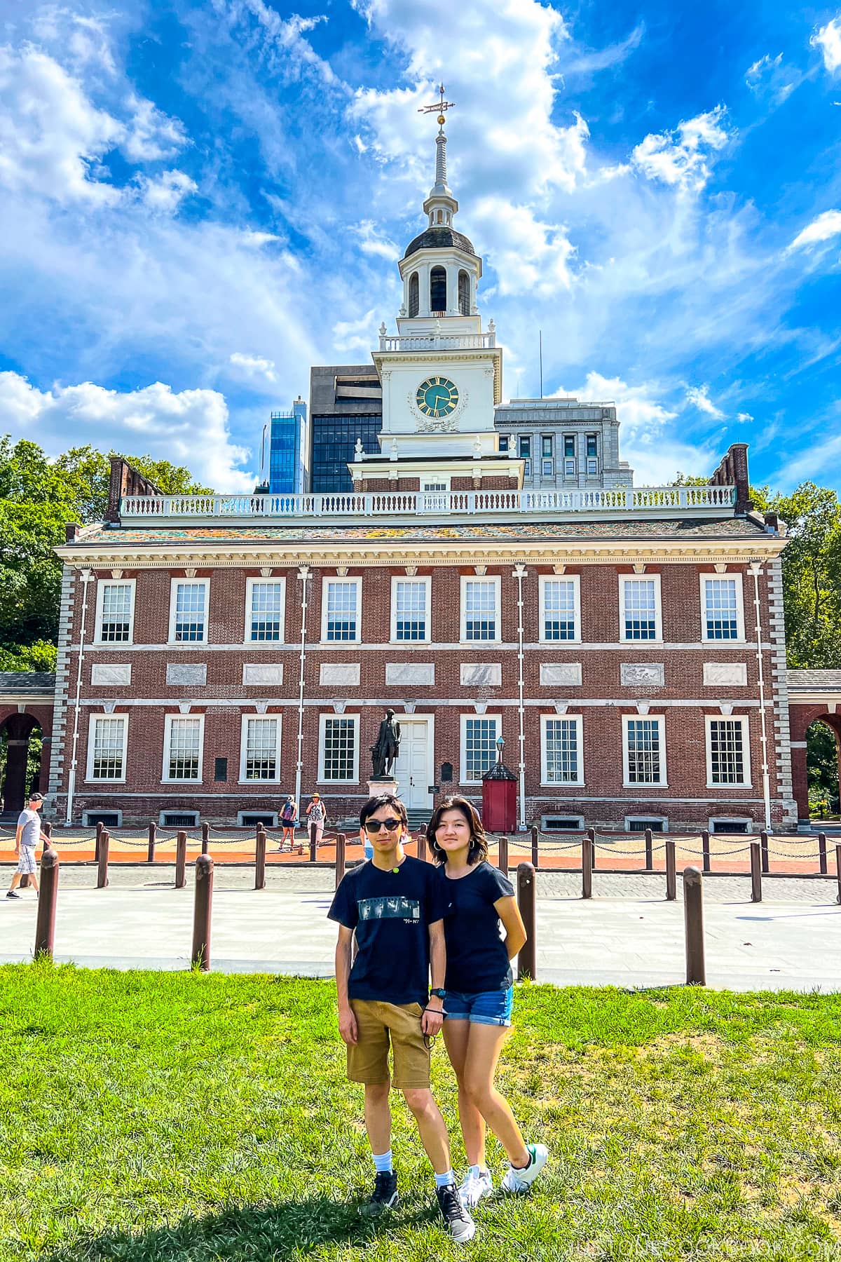 una ragazza e un ragazzo in piedi davanti all'Independence Hall