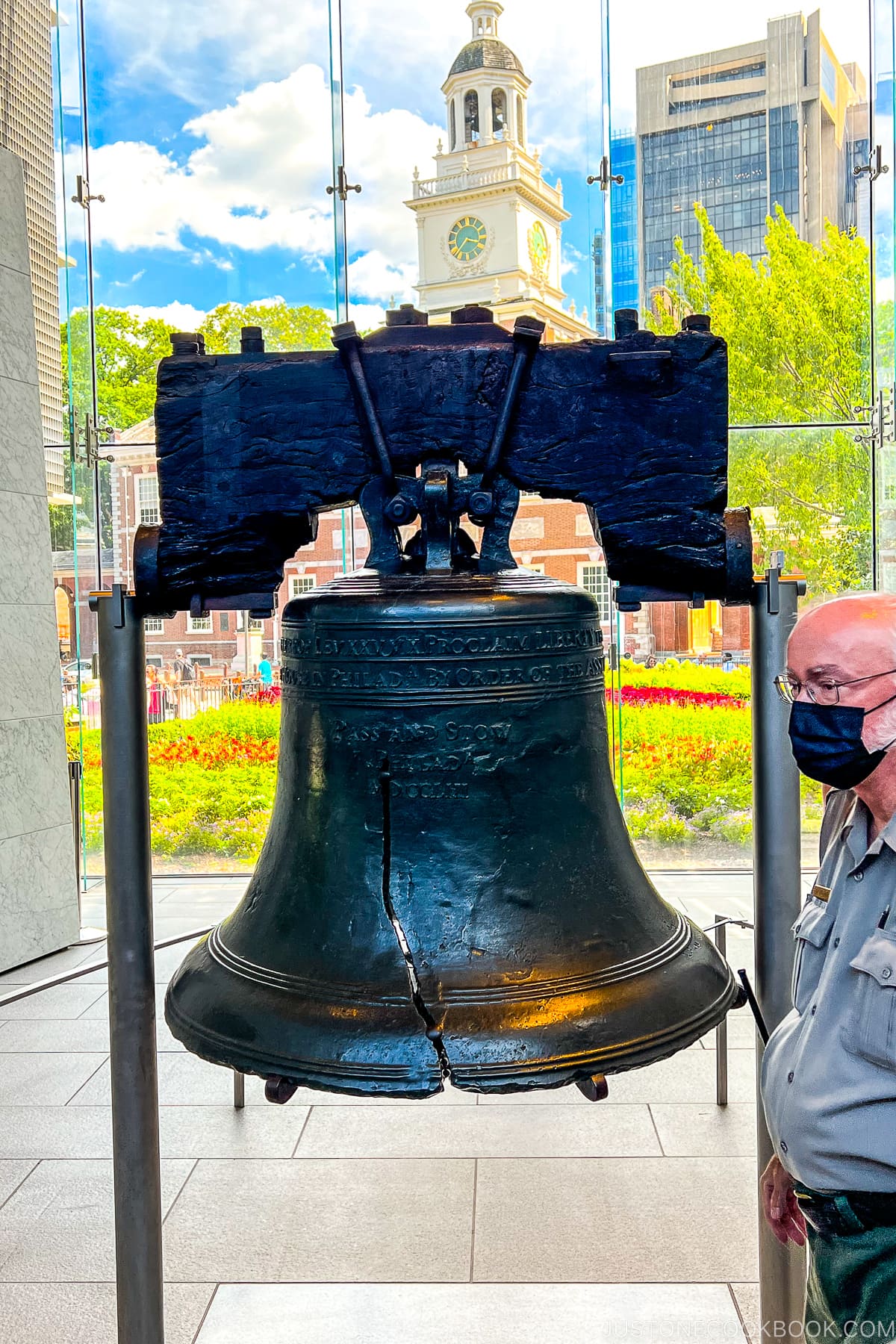 Liberty Bell con Independence Hall sul retro