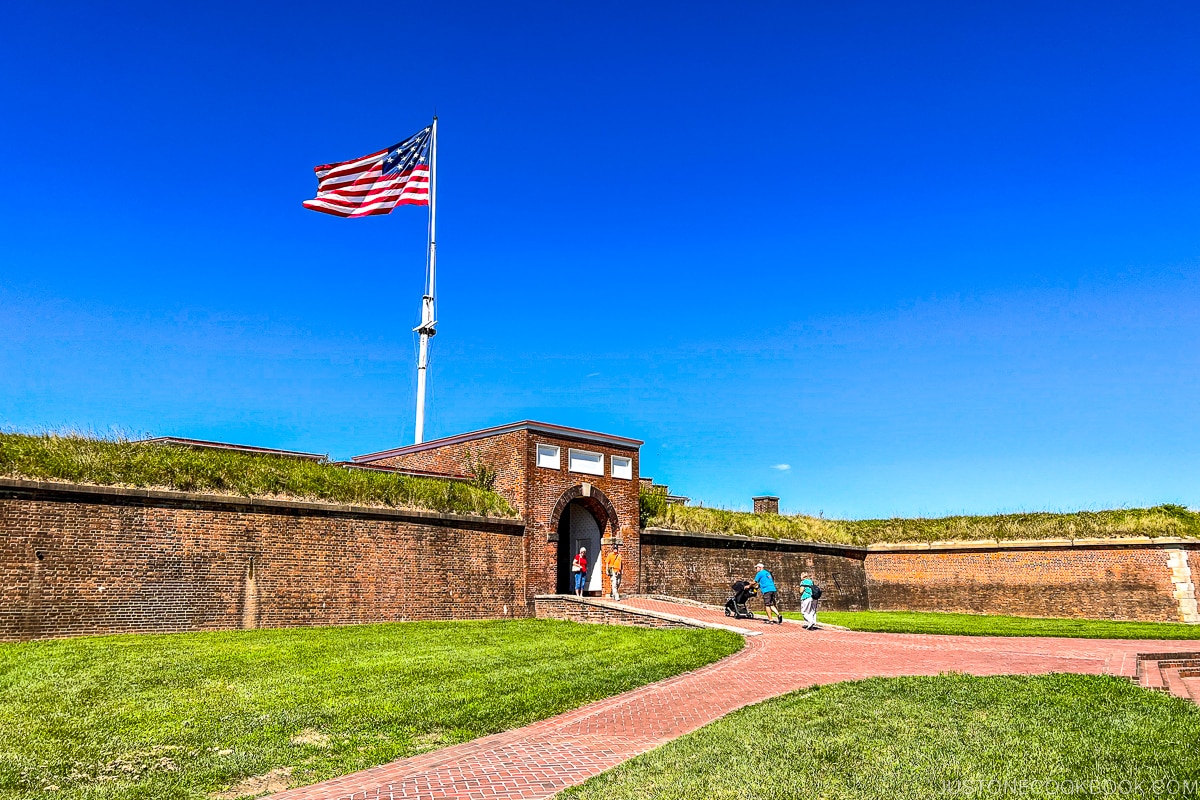 Fort McHenry con una bandiera degli Stati Uniti che sventola su di esso