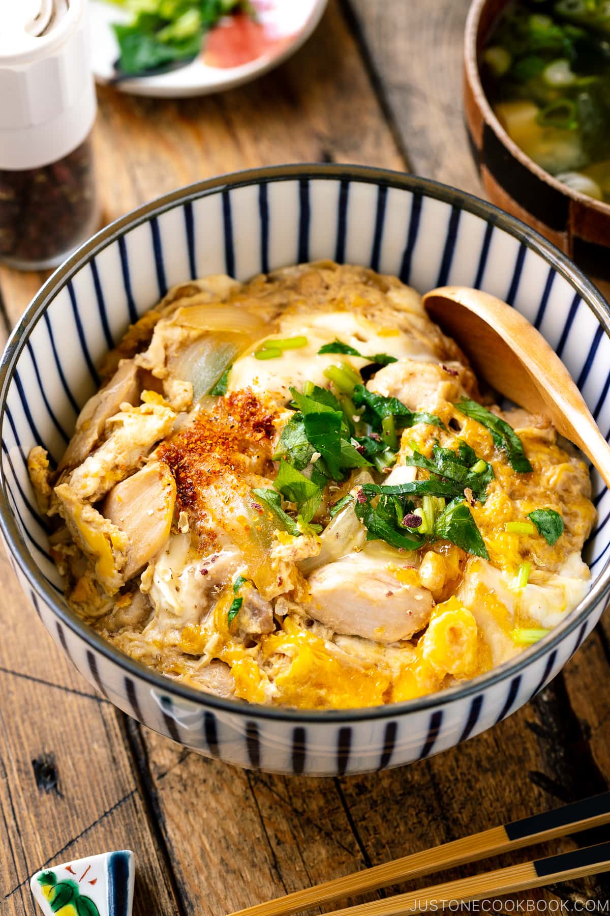 Un bol de donburi japonais contenant de l'Oyakodon, du poulet et un bol de riz aux œufs.
