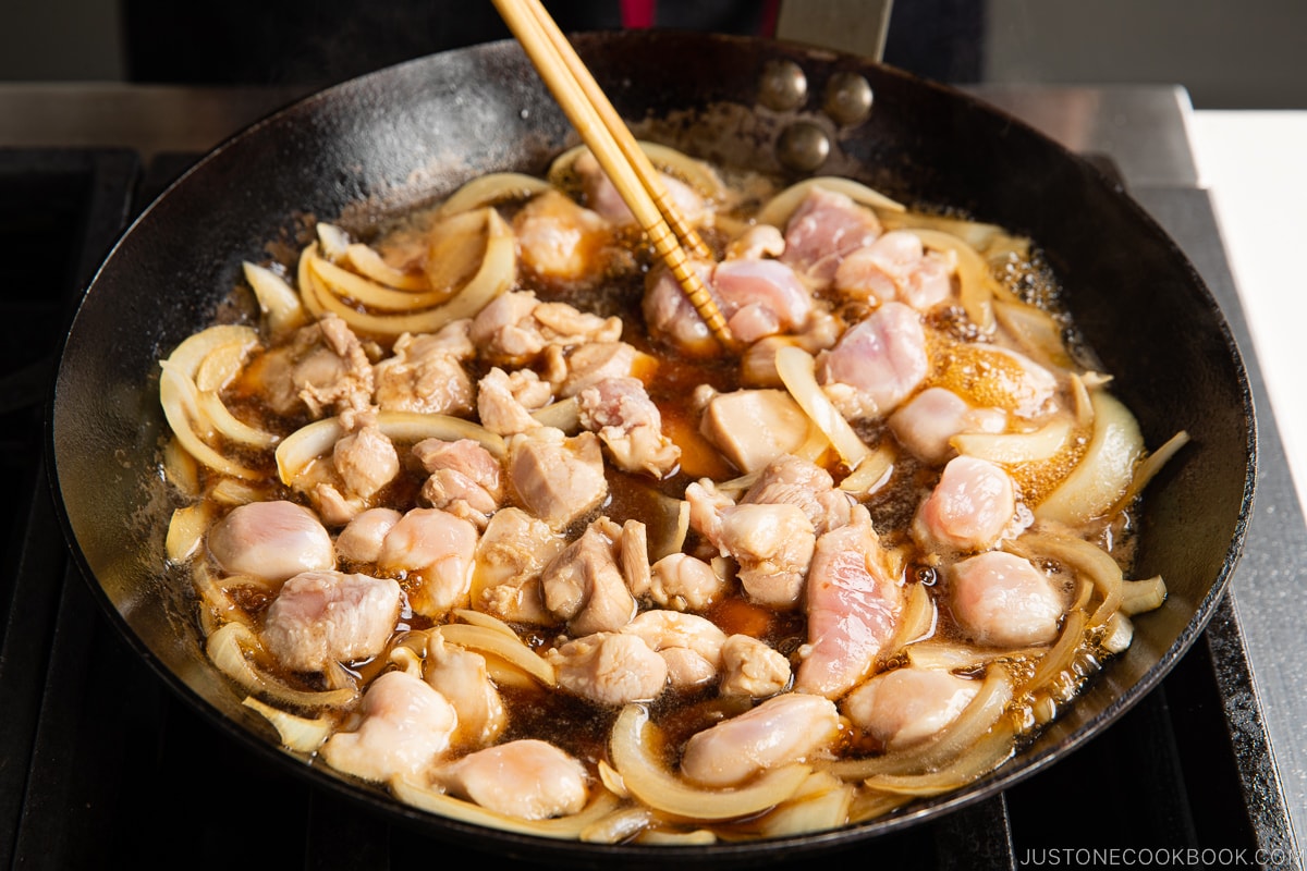 Oyakodon Simmering Chicken and Onion.