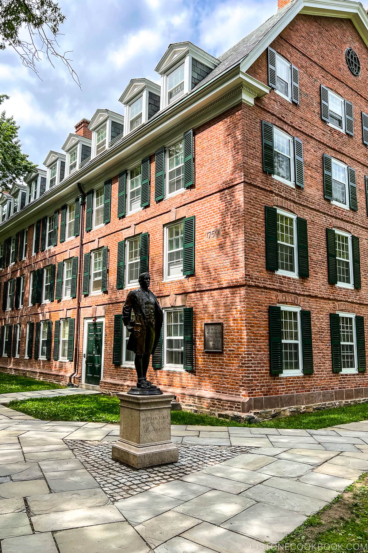 Memorial to Nathan Hale at Yale University