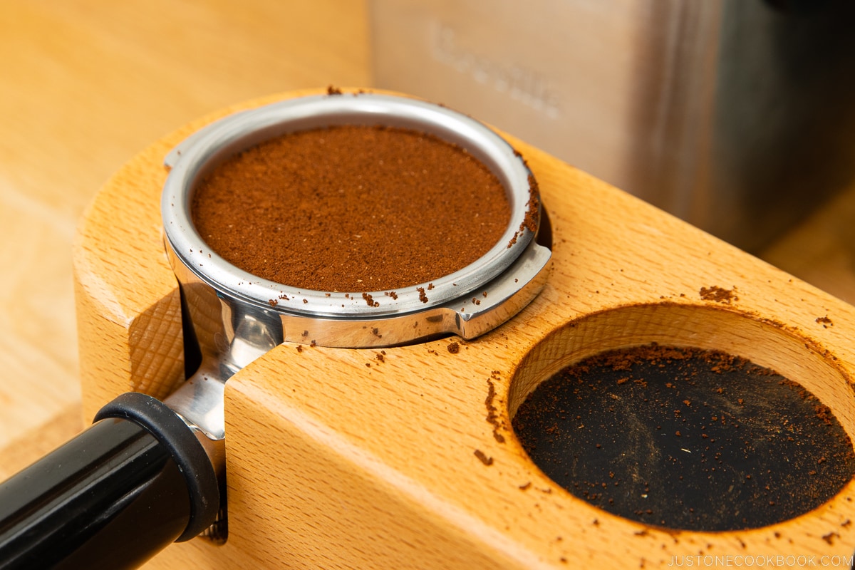 borra de café em um porta-filtro