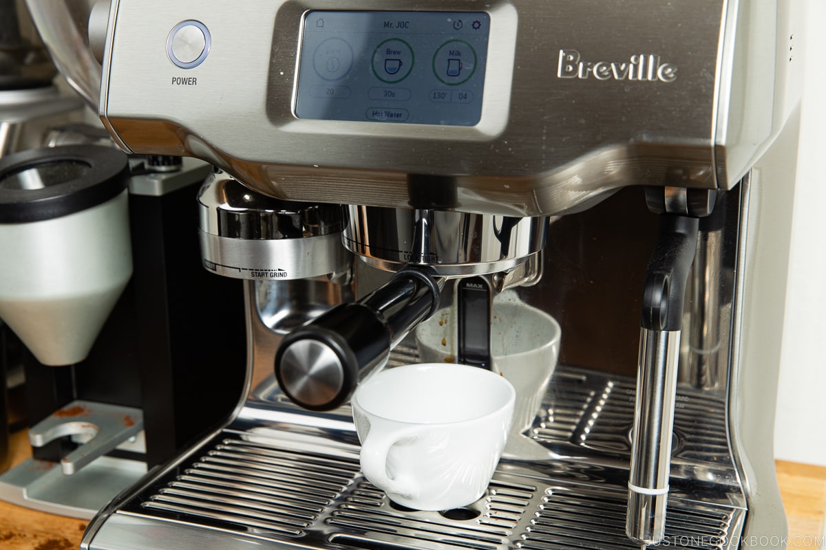 una tazza bianca su Breville Oracle Touch