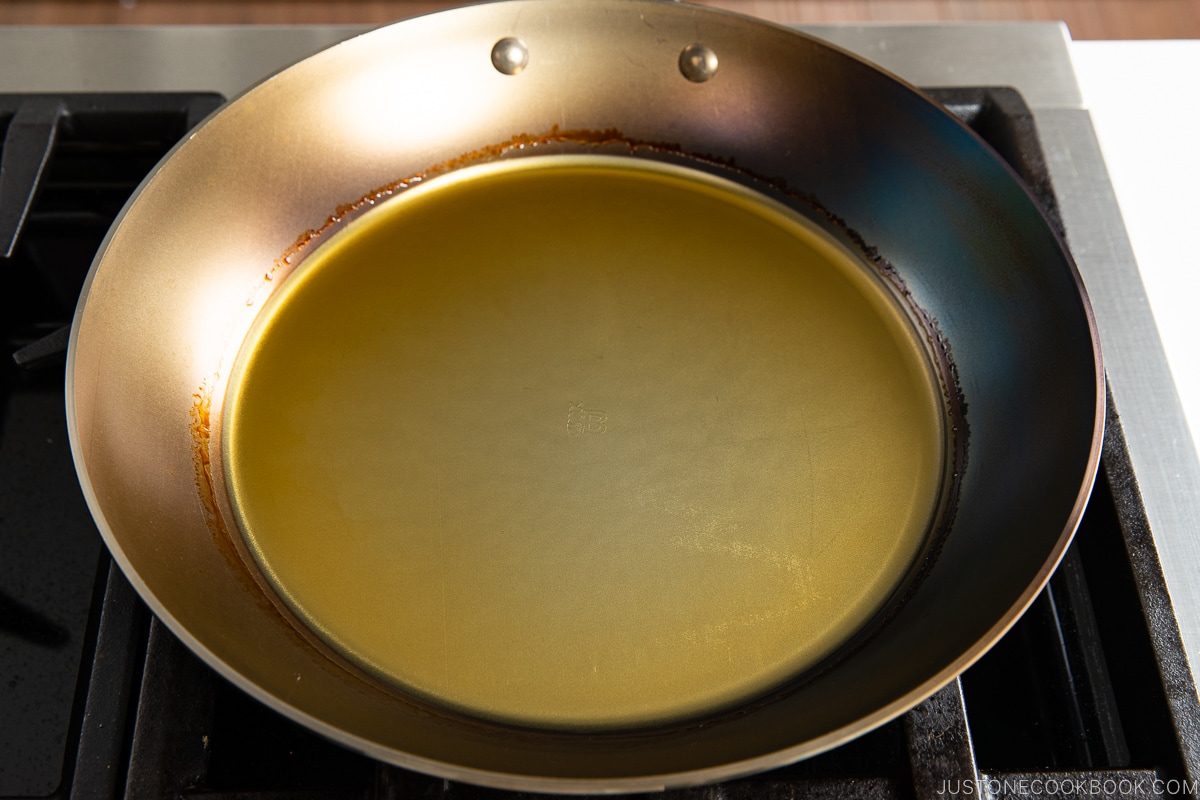 oil cooling in fry pan