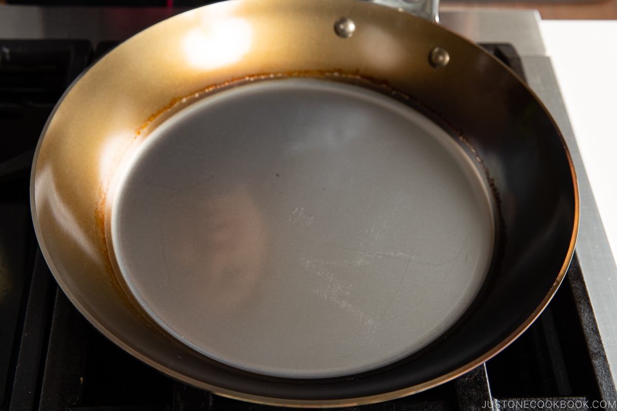 seasoned carbon steel fry pan