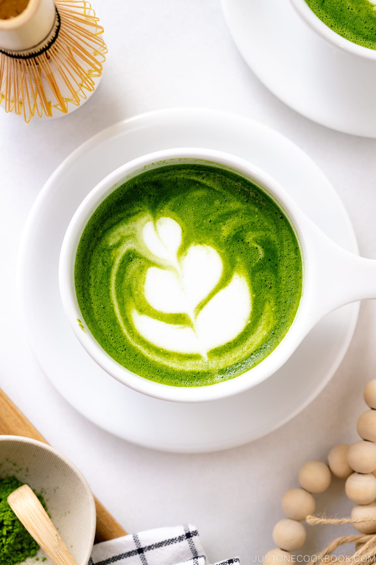 Tasses blanches contenant du Matcha Latte avec un turip latte art.