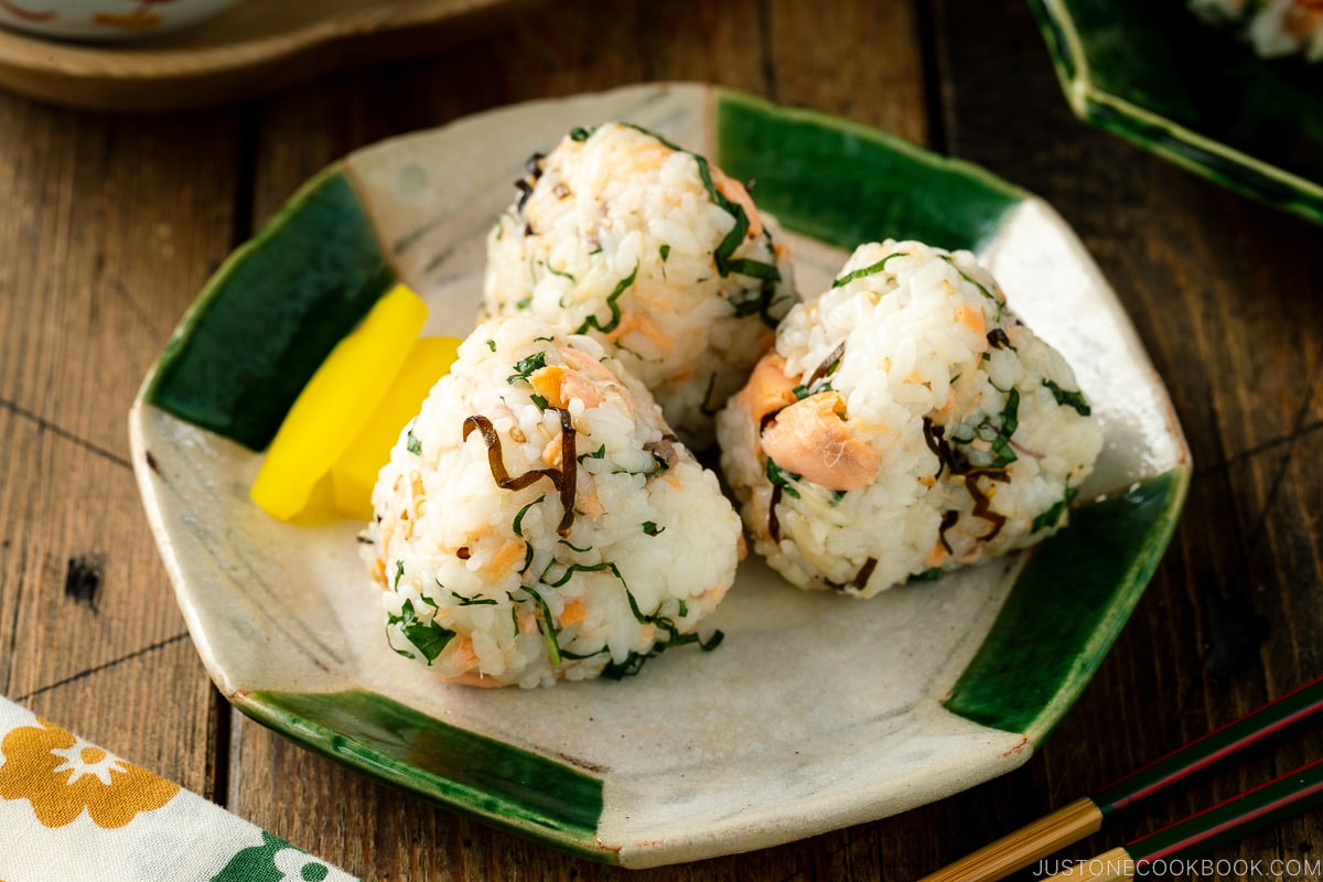 Tuna onigiri recipe - Kidspot