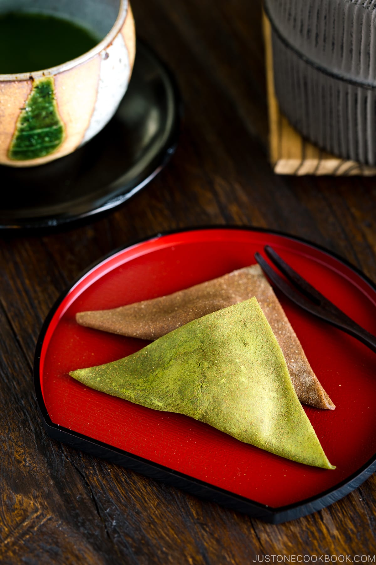 A red lacquered plate containing Yatsuhashi.