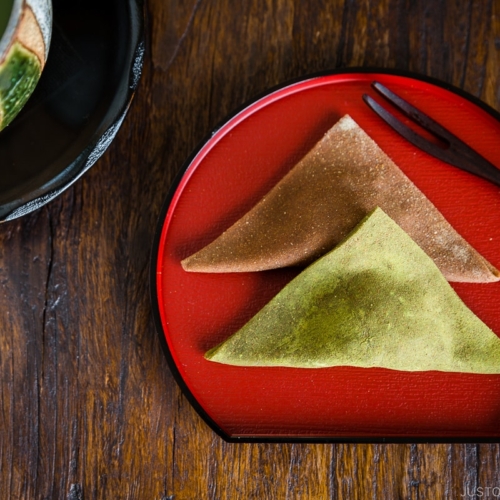 A red lacquered plate containing Yatsuhashi.