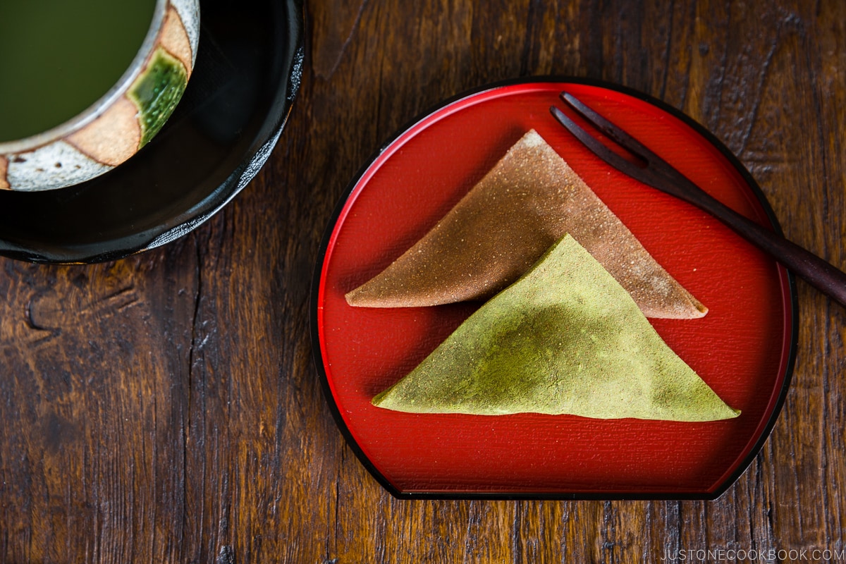 A red lacquered plate containing Yatsuhashi.