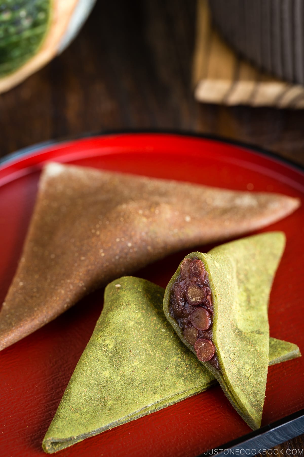 A red lacquered plate containing Yatsuhashi.