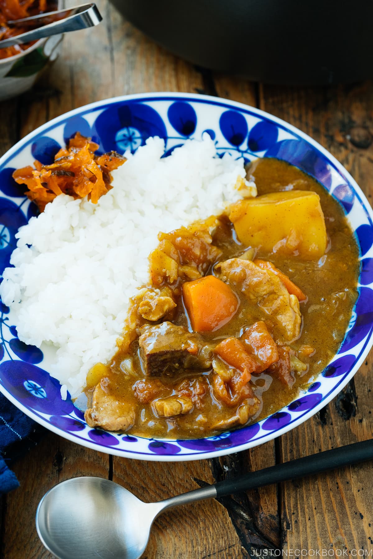 Ceramic bowls containing Japanese Tomato Curry with steamed rice.