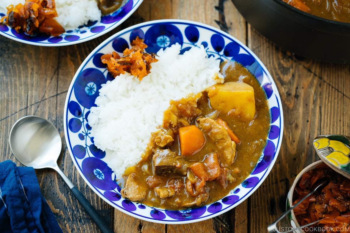 Ceramic bowls containing Japanese Tomato Curry with steamed rice.