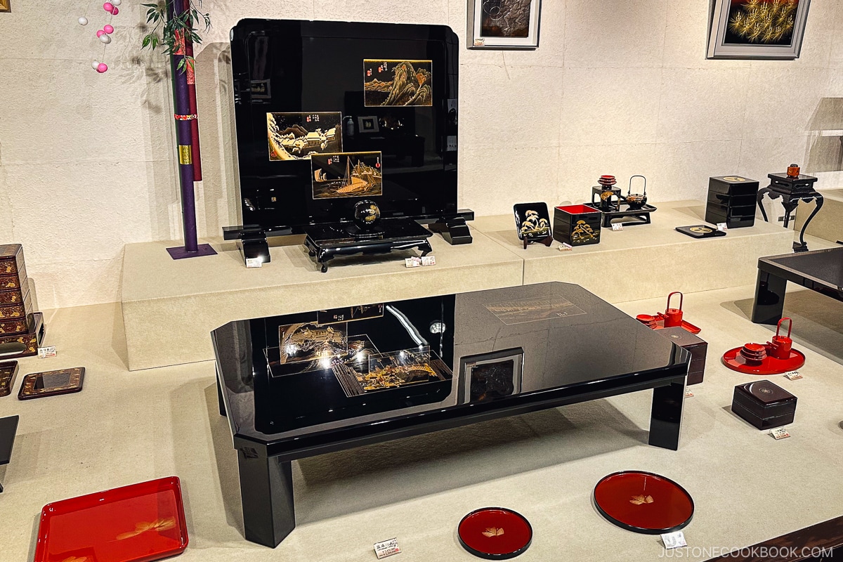Lacquer products on display