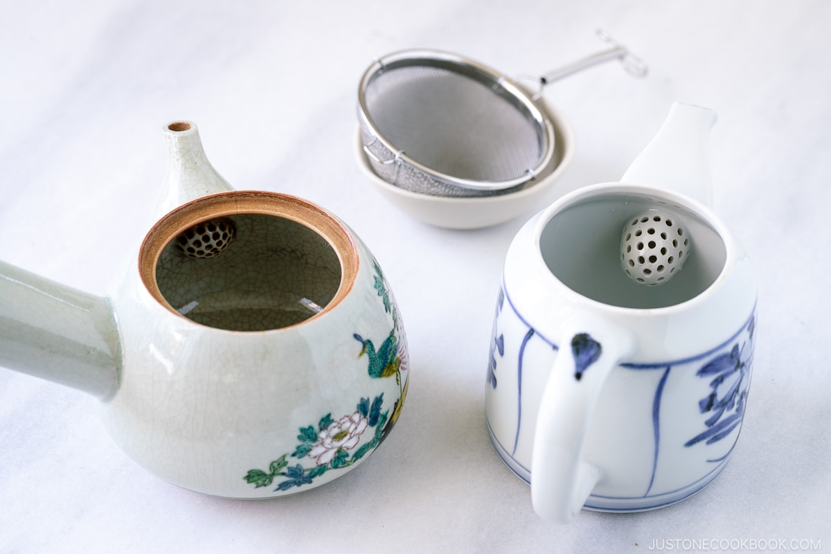 2 teapots on a marble table