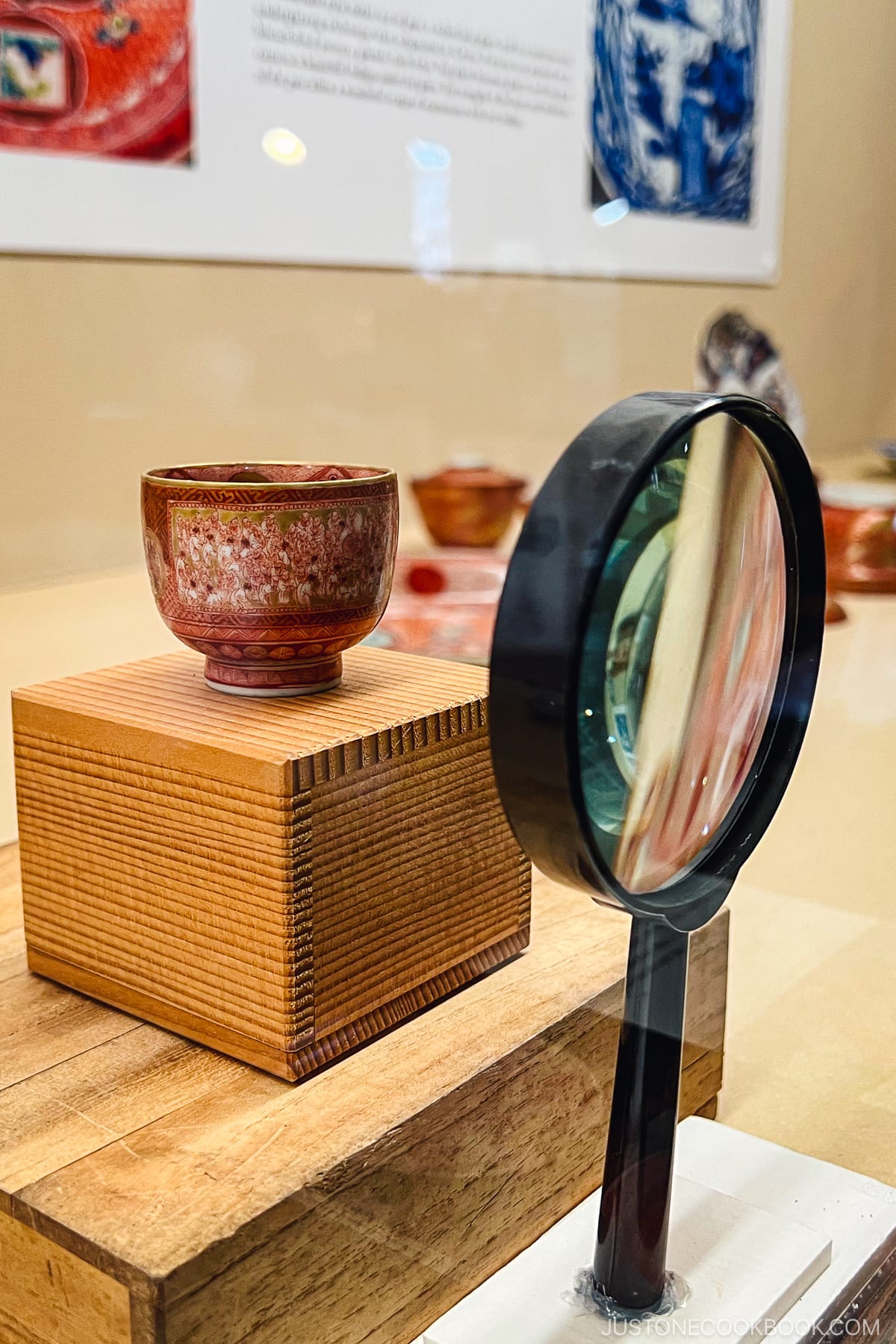 detailed painting on a Kutaniyaki porcelain