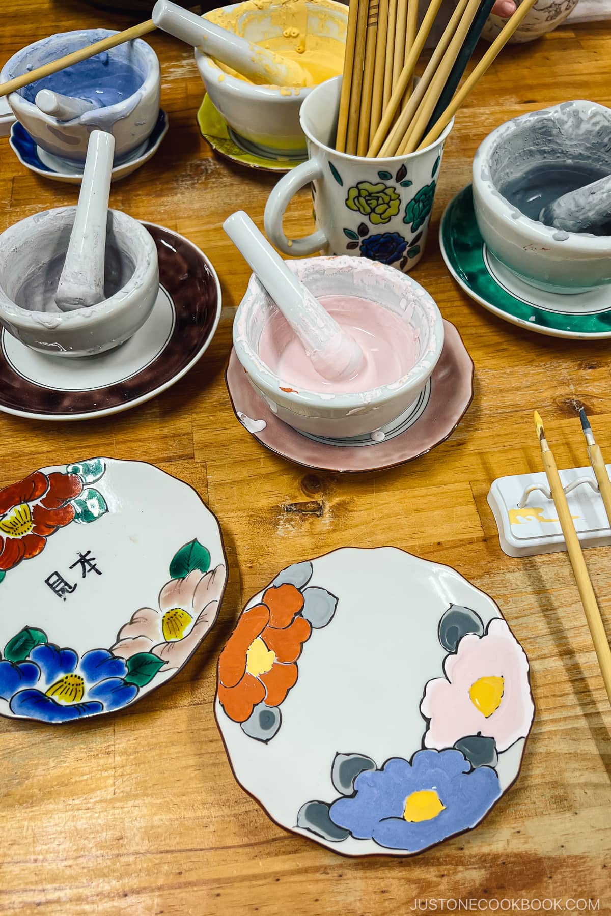 kutaniyaki paint and porcelain on a table