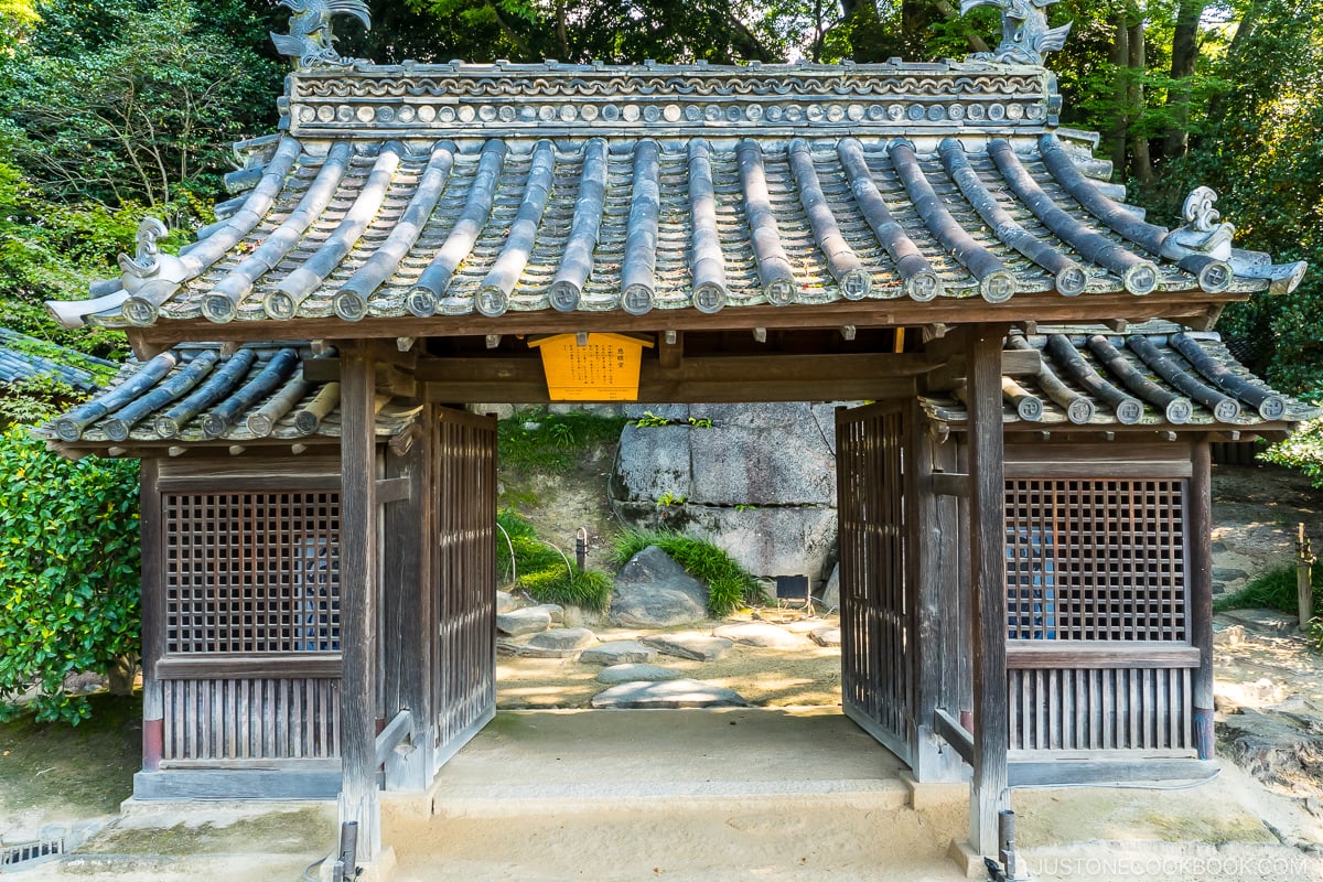 wooden gate to Jigen-do Hall