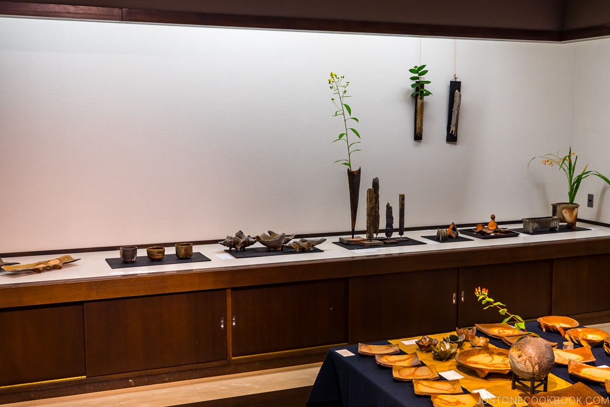 artists' Bizen ware displayed on a table