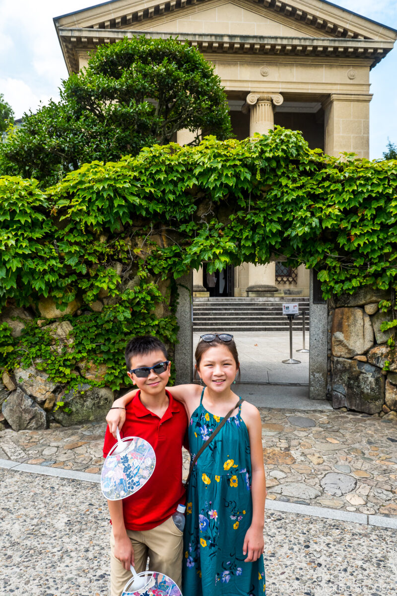 two kids in front of Ohara Museum